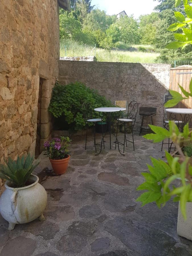 Maison D'Hotes "La Pierre Pointue" Saint-Léons Exterior foto